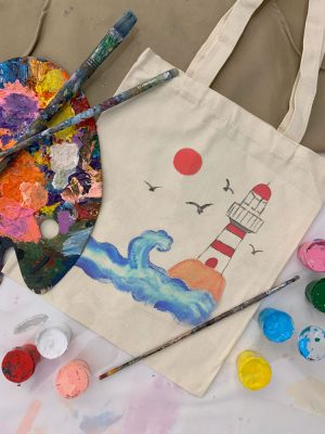 Taller de pintura de totebags con acrilicos textiles y cata de vinos en Lloret de mar