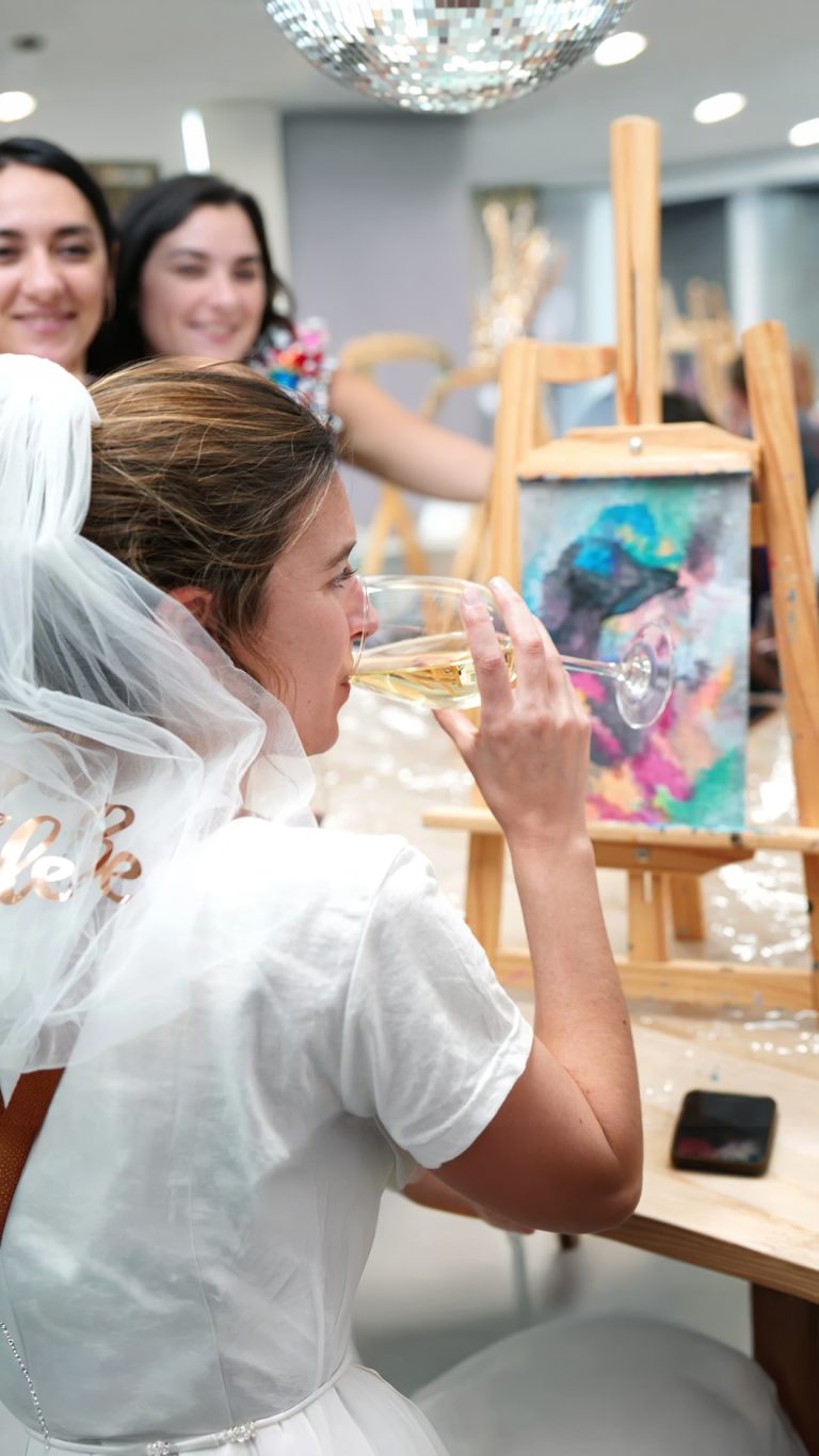 Novia pintando un cuadro acrilico en el evento privado de despedida de soltero o soltera en el taller de pintura y vinos de vinoyarte.